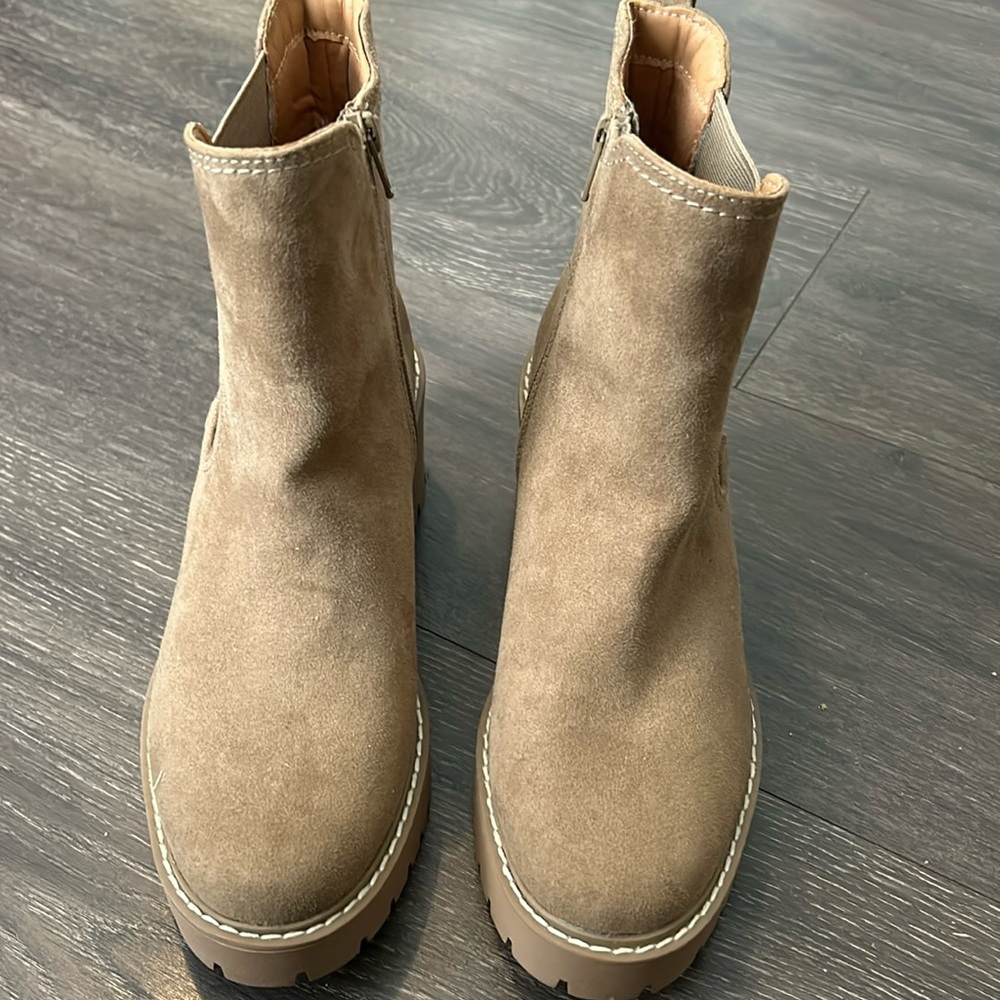 Universal Threads Chelsea Boots - Picture 3 of 5